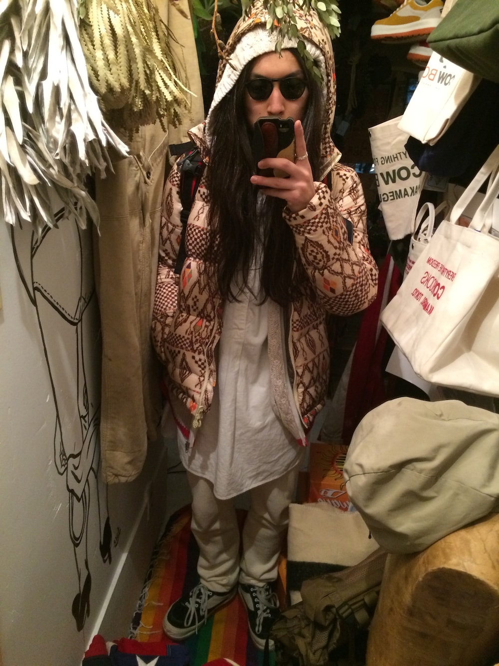 ホワイト系のその他パンツ、ホワイト系のシャツ/ブラウス、ブラック系のスニーカーを着用したメンズの春コーディネートの1枚目の写真