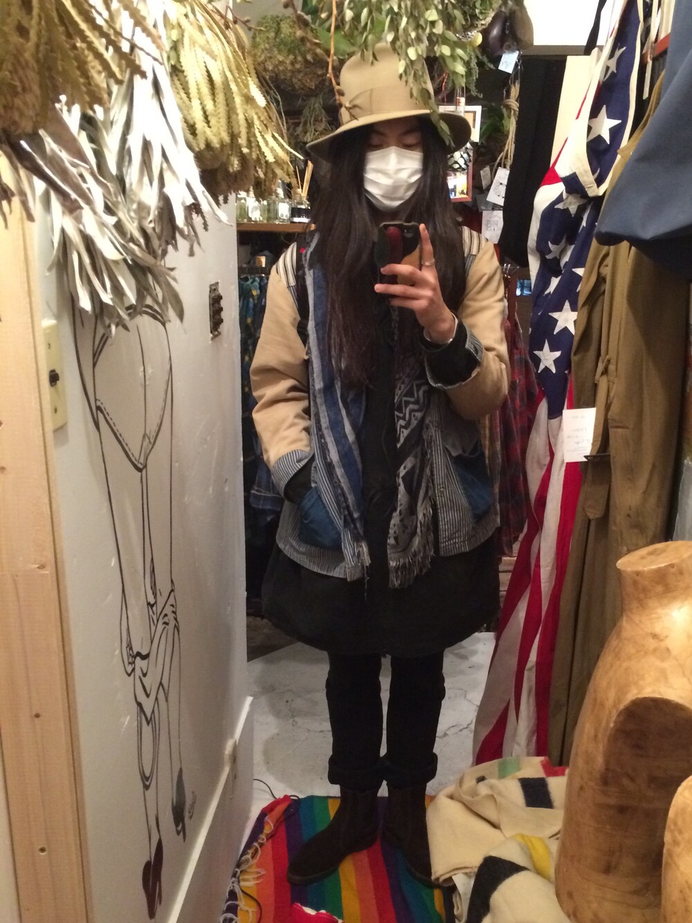 ベージュ系のカバーオール、レッド系のバックパック/リュック、ブラック系のバックパック/リュックを着用したメンズの春コーディネートの1枚目の写真