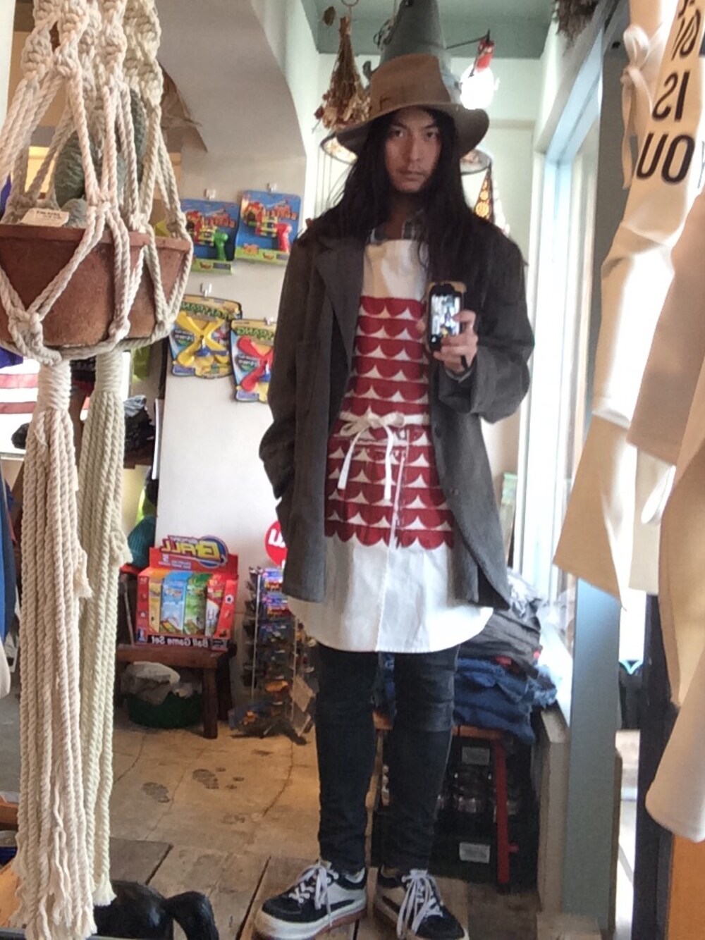 「fridge、ultraheavy、ロン毛、ロン毛の男の子、今日のモッチー、vintage、ハット、エプロン、ロングシャツ、スニーカー」｜「ULTRAHEAVYのアイテム（エプロン、ホワイト系）」を使った、望月貴太さん（メンズ・176cm）の春コーディネートの1枚目の写真