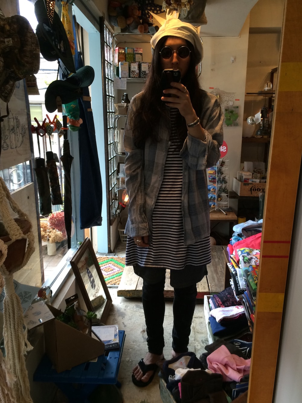 ブルー系のシャツ/ブラウス、グレー系のその他パンツ、ブラック系のサンダルを着用したメンズの夏コーディネートの1枚目の写真