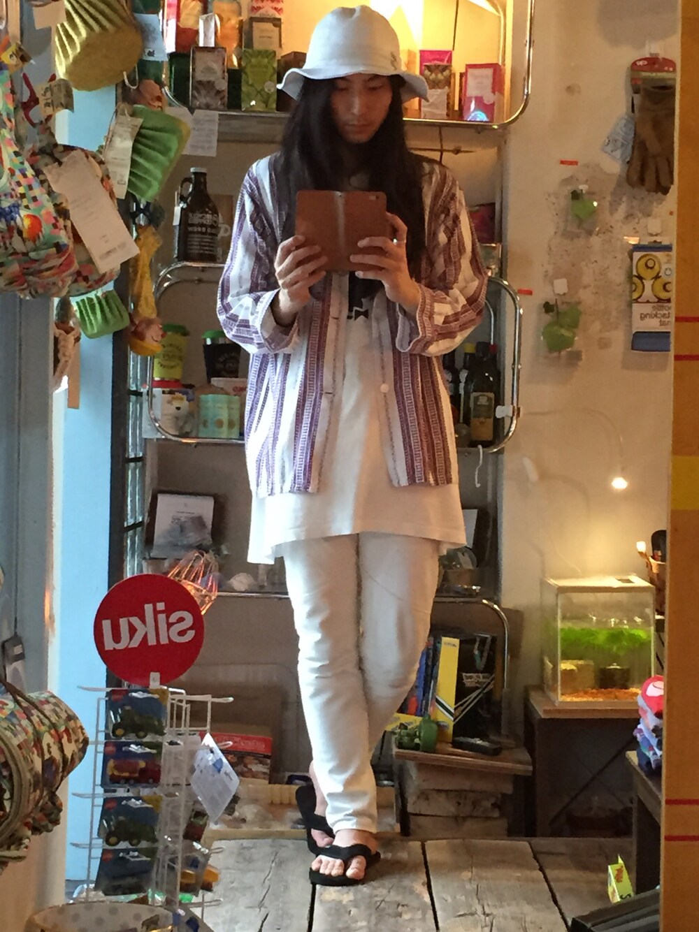 ホワイト系のデニムパンツ、ホワイト系のシャツ/ブラウス、ホワイト系のTシャツ/カットソーを着用したメンズの夏コーディネートの1枚目の写真