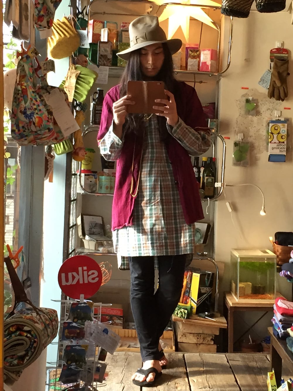 グリーン系のシャツ/ブラウス、レッド系のシャツ/ブラウス、ブラック系のサンダルを着用したメンズの夏コーディネートの1枚目の写真