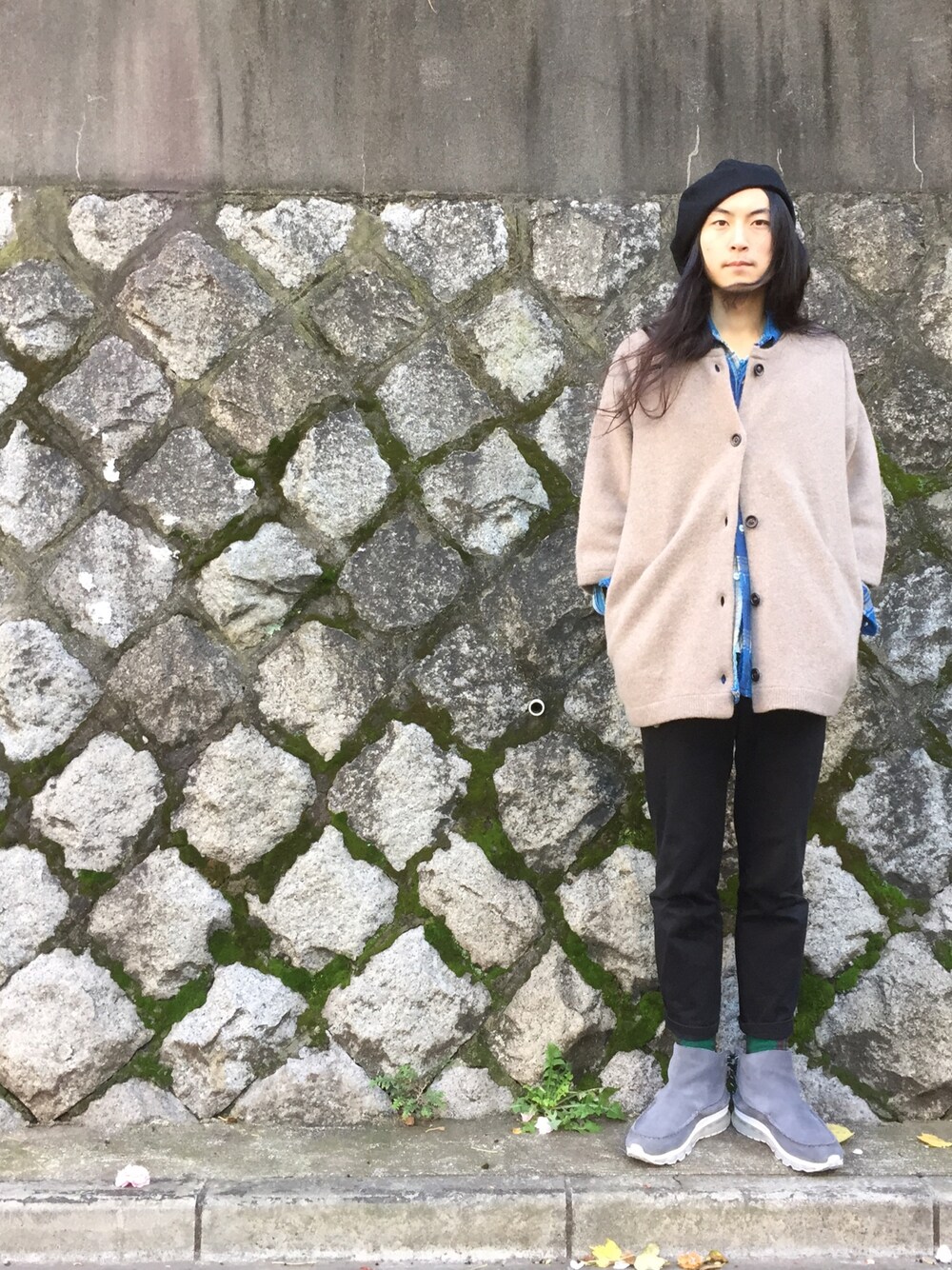 ブルー系のシャツ/ブラウス、ベージュ系のカーディガン/ボレロ、グレー系のブーツを着用したメンズの秋コーディネートの1枚目の写真