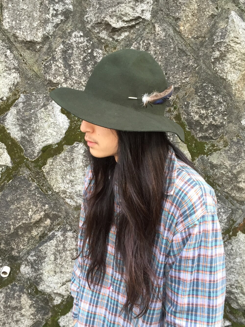 ブルー系のシャツ/ブラウス、グリーン系のハットを着用したメンズの秋コーディネートの1枚目の写真