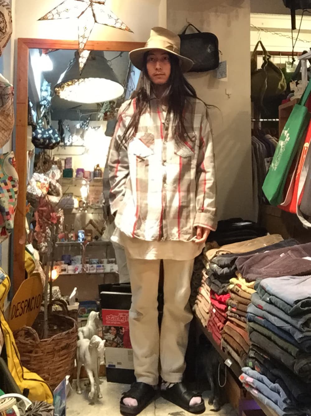 ホワイト系のその他パンツ、グレー系のシャツ/ブラウス、ベージュ系のハットを着用したメンズの秋コーディネートの1枚目の写真