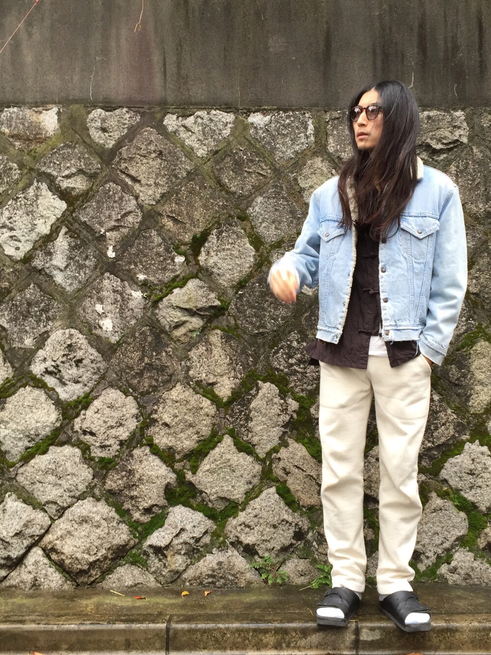 「fridge、フリッジ、ロン毛、ロン毛店長、古着、デニムジャケット、vintage、古着MIX、スウェットパンツ、白パンツ」｜「Levi'sのアイテム（デニムジャケット、ブルー系）」を使った、望月貴太さん（メンズ・176cm）の秋コーディネートの1枚目の写真