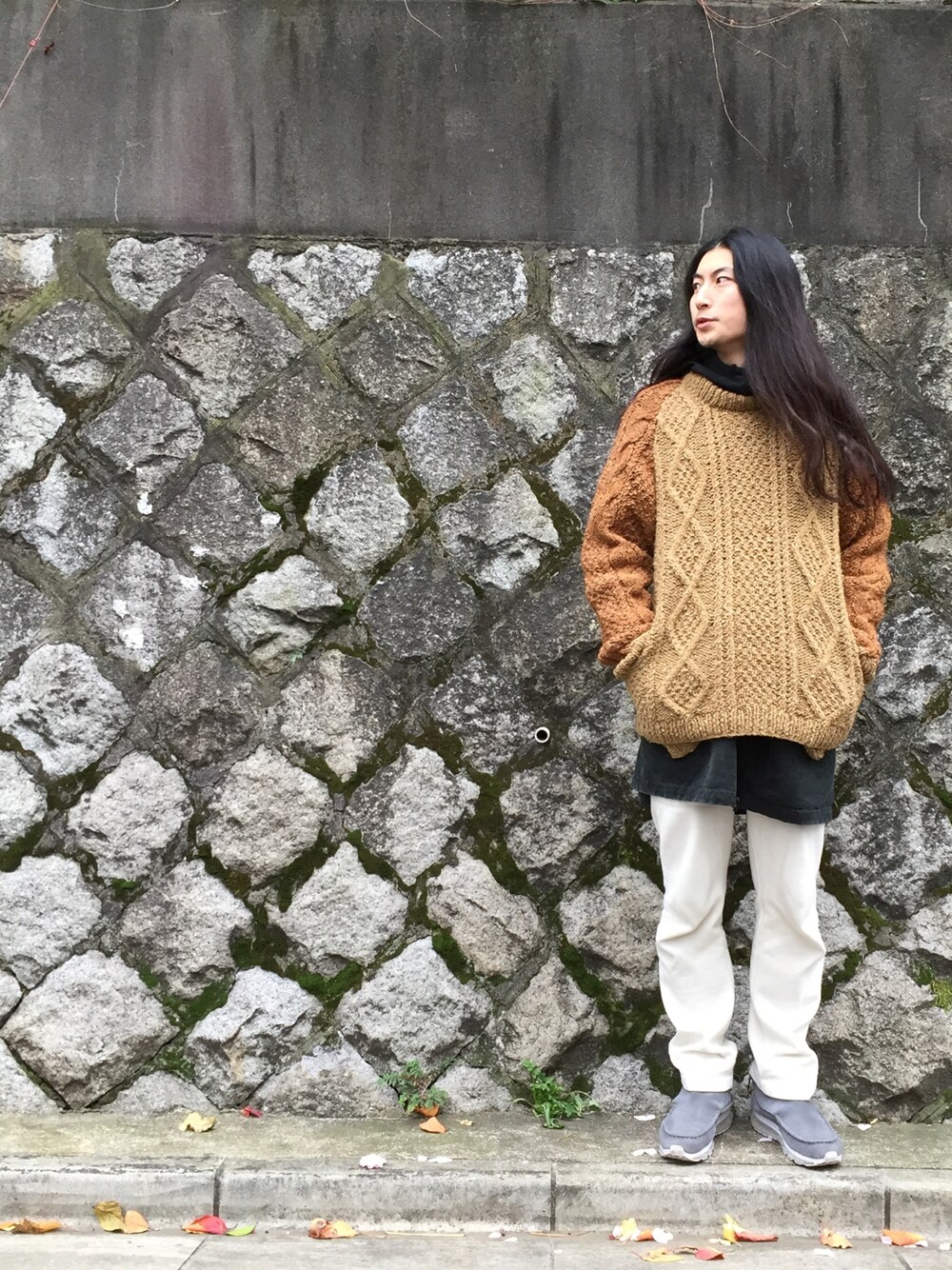 ブラウン系のニット/セーター、ホワイト系のその他パンツ、グレー系のブーツを着用したメンズの秋コーディネートの1枚目の写真