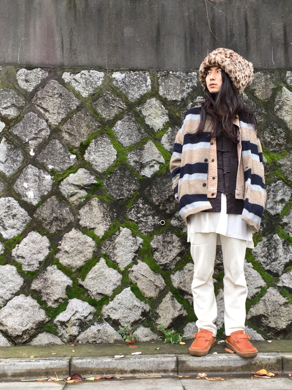 ベージュ系のブルゾン、ホワイト系のその他パンツ、ブラウン系のブーツを着用したメンズの秋コーディネートの1枚目の写真