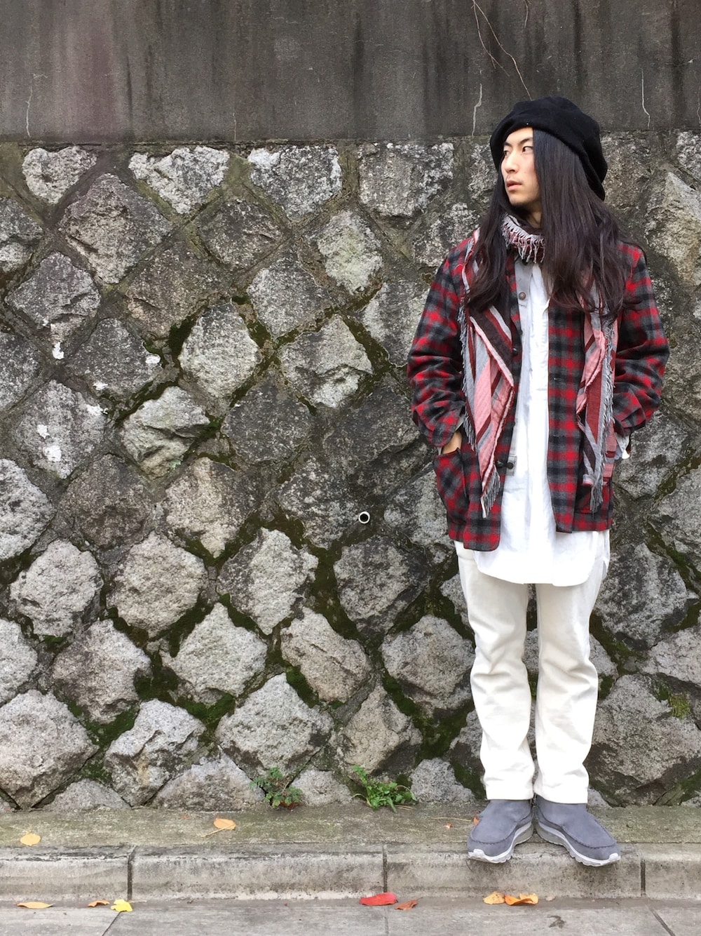 グレー系のブーツ、ホワイト系のその他パンツ、レッド系のテーラードジャケットを着用したメンズの秋コーディネートの1枚目の写真