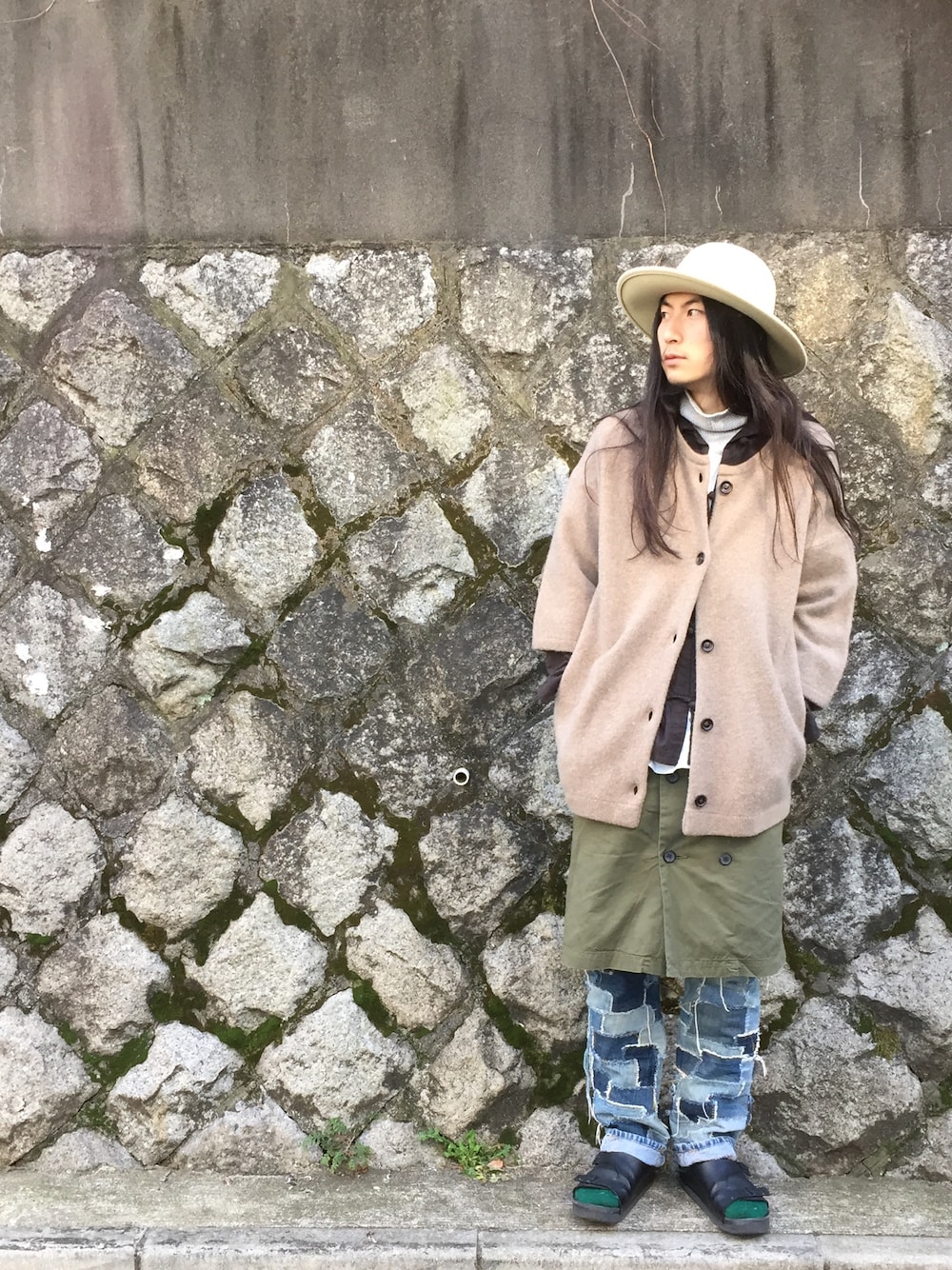 グリーン系のスカート、ベージュ系のカーディガン/ボレロ、ブラウン系のシャツ/ブラウスを着用したメンズの冬コーディネートの1枚目の写真