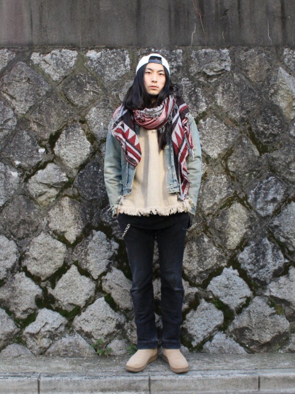 ベージュ系のブーツ、ベージュ系のパーカー、ホワイト系のキャップを着用したメンズの冬コーディネートの1枚目の写真