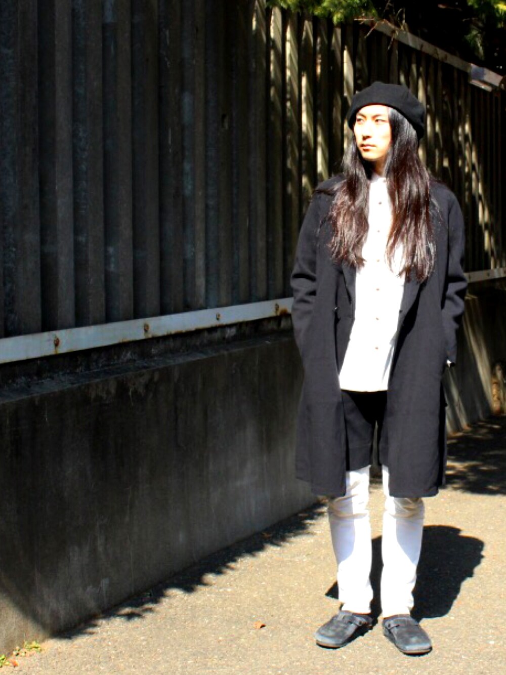 「シンプル、黒パンツ、fridge、フリッジ、ロン毛、キャスケット、ブラック、レイヤードスタイル、コート、fridgesetagaya」｜「GOWN & FOUNDATIONのアイテム（その他アウター、ブラック系）」を使った、望月貴太さん（メンズ・176cm）の冬コーディネートの1枚目の写真