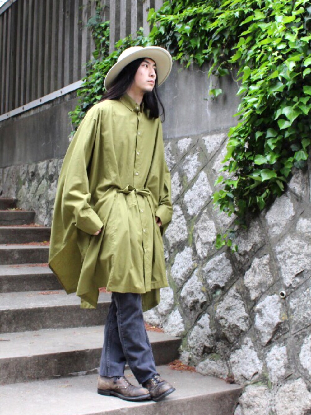 「fridge、fridgesetagaya、ロン毛、ロン毛店長、house of the very island's、ポンチョ、カジュアル、ゆるコーデ、ハット、スナフキン」｜「HOUSE OF THE VERY ISLAND'Sのアイテム（シャツ/ブラウス、グリーン系）」を使った、望月貴太さん（メンズ・178cm）の春コーディネートの1枚目の写真