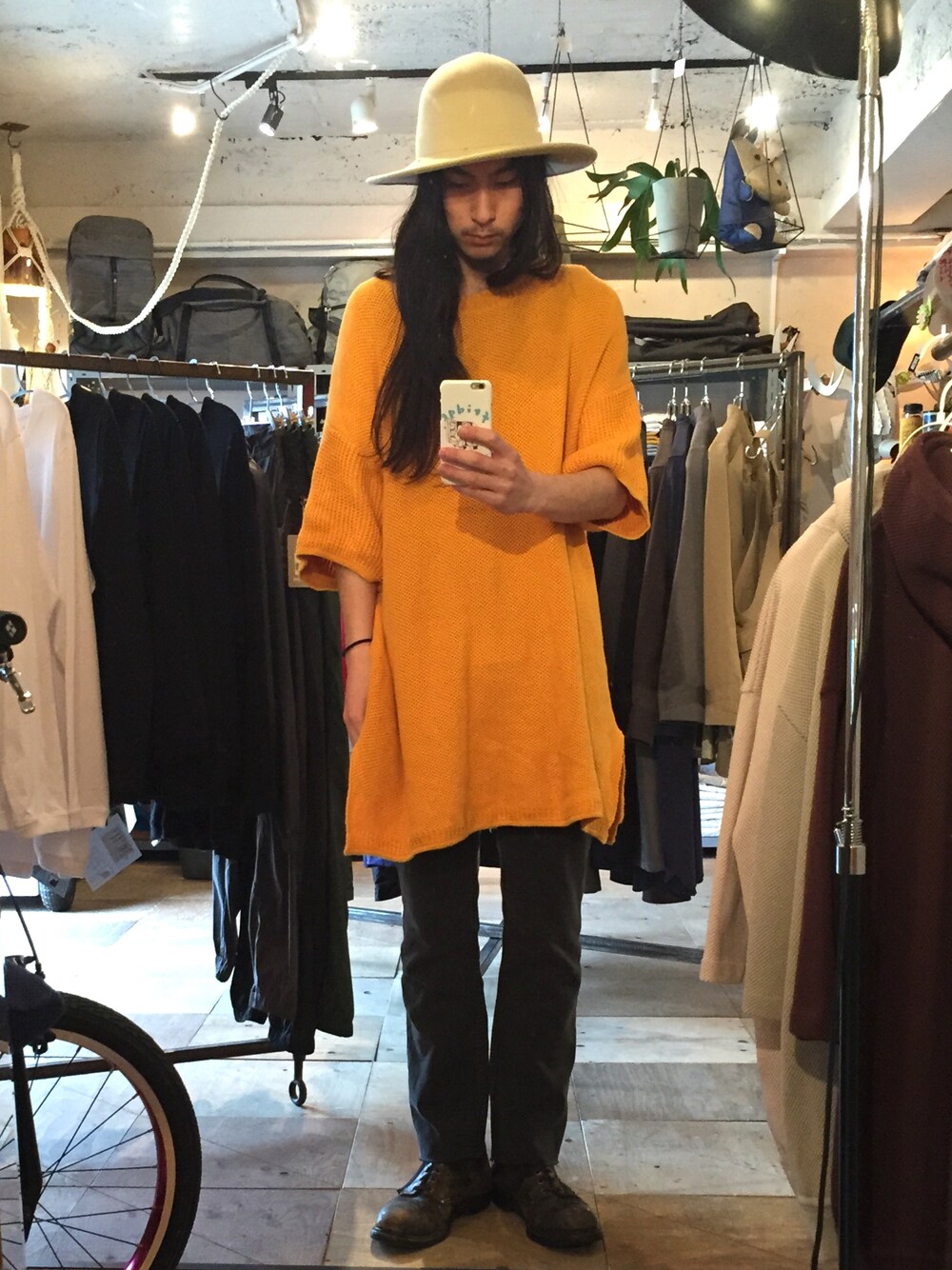「ブレイドヘム、fridge、fridgesetagaya、ロン毛、ロン毛店長、ブーツカットパンツ、古着MIX、ブラック、ゆるコーデ、ハット」｜「fridgeのBRIXTON/ブリクストン TILLER HAT（ハット、ベージュ系）」を使った、望月貴太さん（メンズ・178cm）の春コーディネートの1枚目の写真