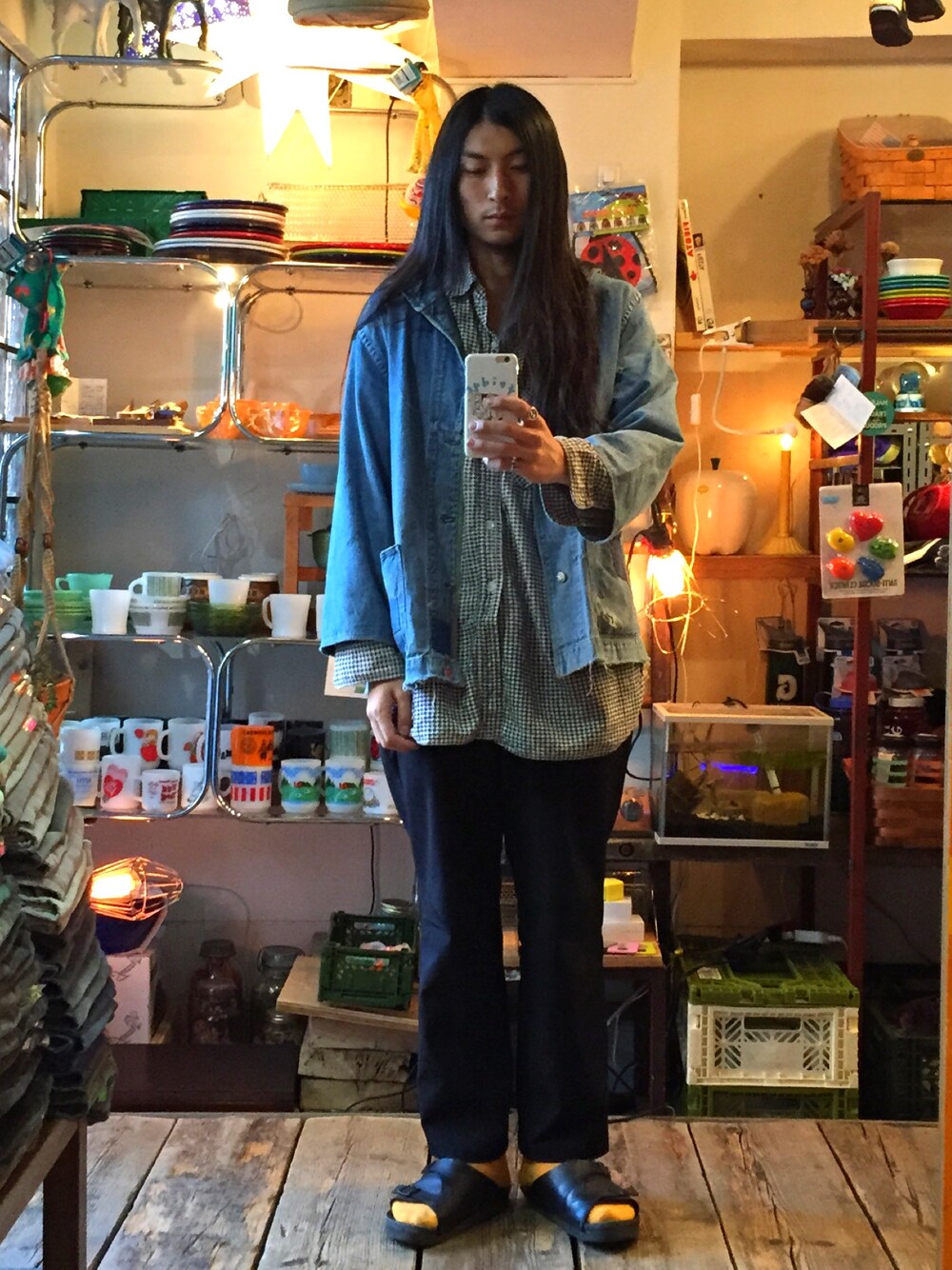「fridge、fridgesetagaya、ロン毛、ロン毛店長、夏、シンプル、スラックス、デニムジャケット、カジュアル、vintage」｜「fridgeの【WILDERNESS WEAR】バンブーソックス SOLID（ソックス/靴下、オレンジ系）」を使った、望月貴太さん（メンズ・178cm）の夏コーディネートの1枚目の写真