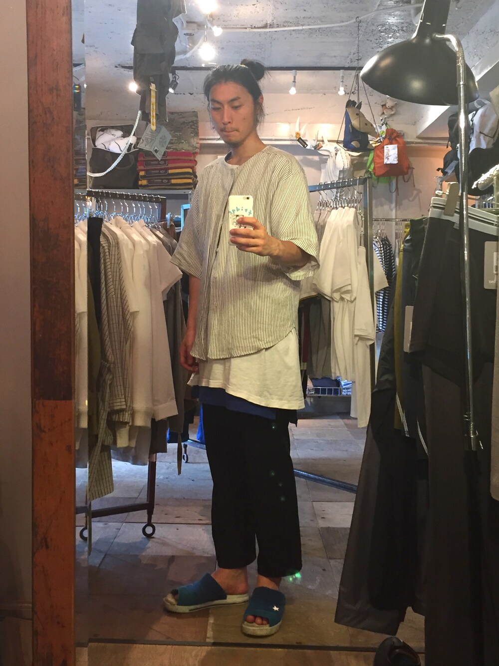 「fridge、fridgesetagaya、ロン毛、ロン毛店長、おだんごヘアー、ノーカラーシャツ、シンプルコーデ、HENRIK VIBSKOV、Tシャツ、スラックス」｜「Henrik Vibskovのアイテム（シャツ/ブラウス、ホワイト系）」を使った、望月貴太さん（メンズ・178cm）の夏コーディネートの1枚目の写真
