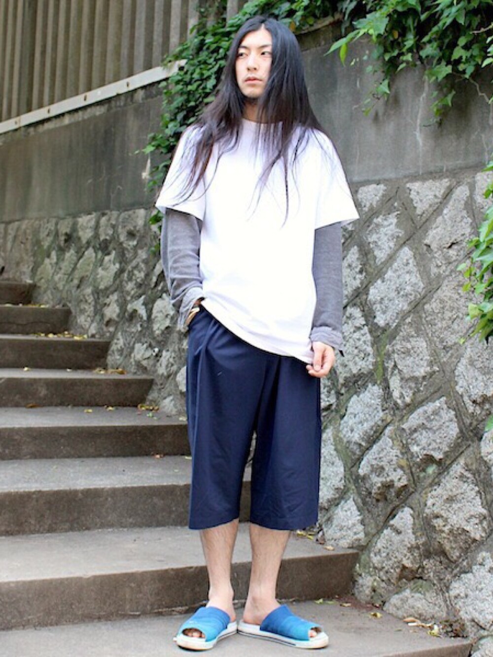 「fridge、フリッジ、ロン毛、ロン毛店長、BCRM、ワイドパンツ、夏、ラフ、白Tシャツ、スラックス」｜「fridgeの【Blue City Rug Maker】ブルーシティーラグメイカー WIDE SLACKS（スラックス、グレー系）」を使った、望月貴太さん（メンズ・178cm）の夏コーディネートの1枚目の写真