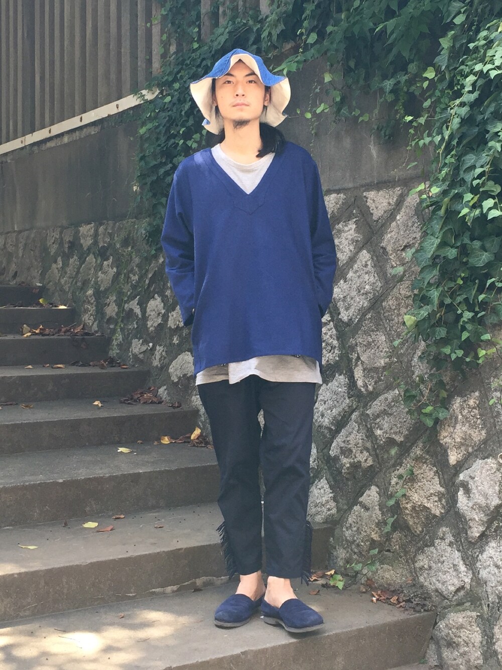 「fridge、フリッジ、ロン毛、シンプル、ネイビー、チューリップハット、スリッポン、フリンジ、夏コーデ、ootd」｜「NorAhのアイテム（Tシャツ/カットソー、ブルー系）」を使った、望月貴太さん（メンズ・178cm）の夏コーディネートの1枚目の写真