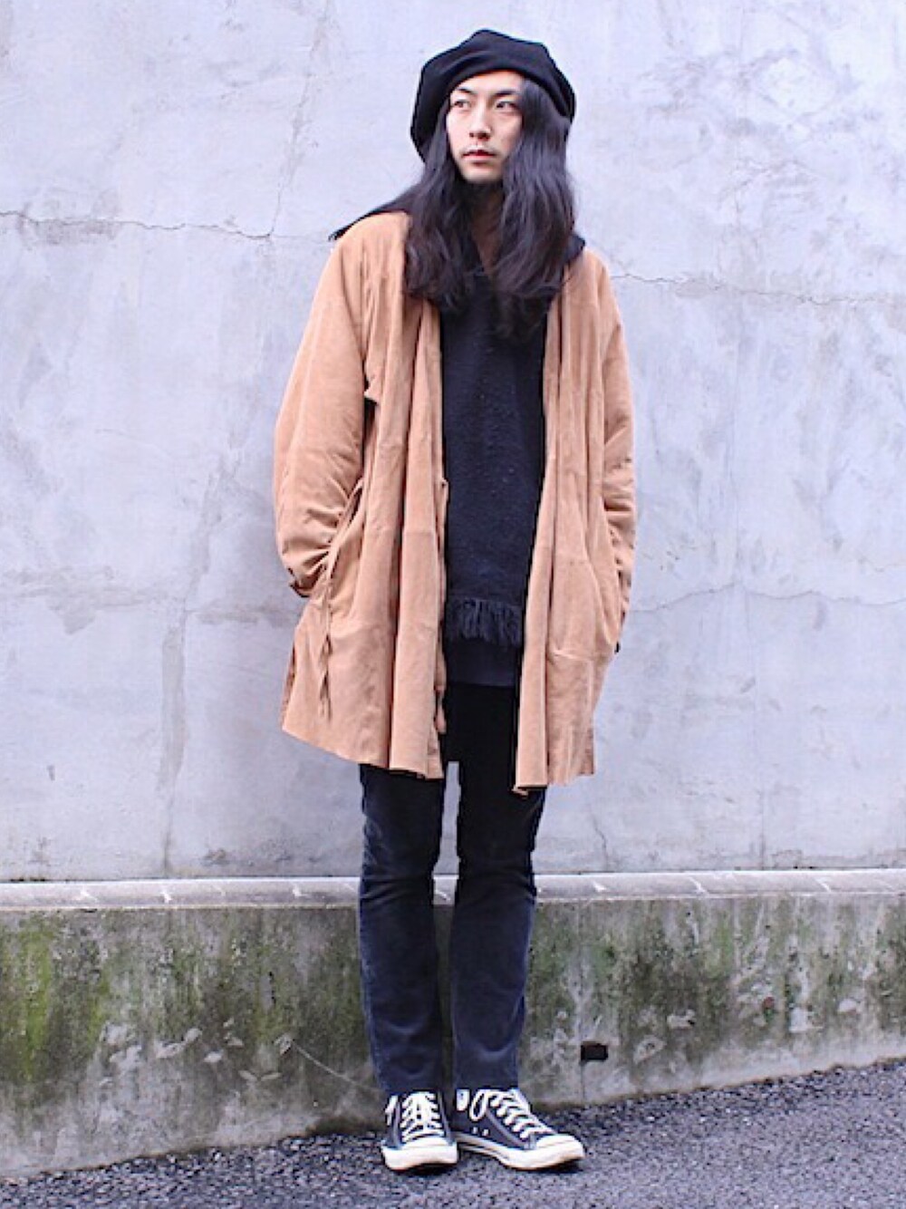 「fridge、フリッジ、ロン毛、秋、シンプルコーデ、黒、レザージャケット、ガウン、フリンジ、converse」｜「MAREA ERREの【MAREA ERRE】マレアアッレ GOAT SUEDE MENS LONG SLEEVE COAT（その他アウター、ブラウン系）」を使った、望月貴太さん（メンズ・178cm）の秋コーディネートの1枚目の写真