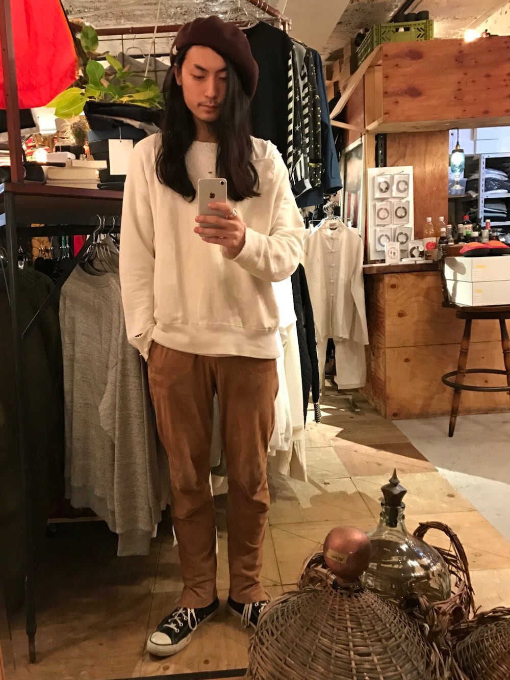 「fridge、フリッジ、ロン毛、ベレー帽、レザーパンツ、休日スタイル、古着、outfit、コンバース、ロン毛とベレー帽」｜「MAREA ERREの【marea erre】マレアエッレ Suede Long Pants（その他パンツ、ブラウン系）」を使った、望月貴太さん（メンズ・178cm）の秋コーディネートの1枚目の写真