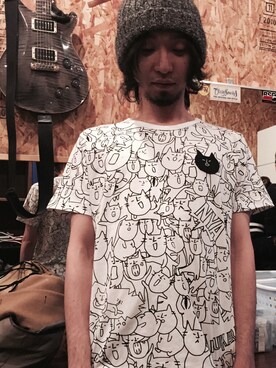 「アルカラのアイテム（Tシャツ/カットソー、ホワイト系）」を使った、藤木 寛茂さん（メンズ・178cm）の冬コーディネート