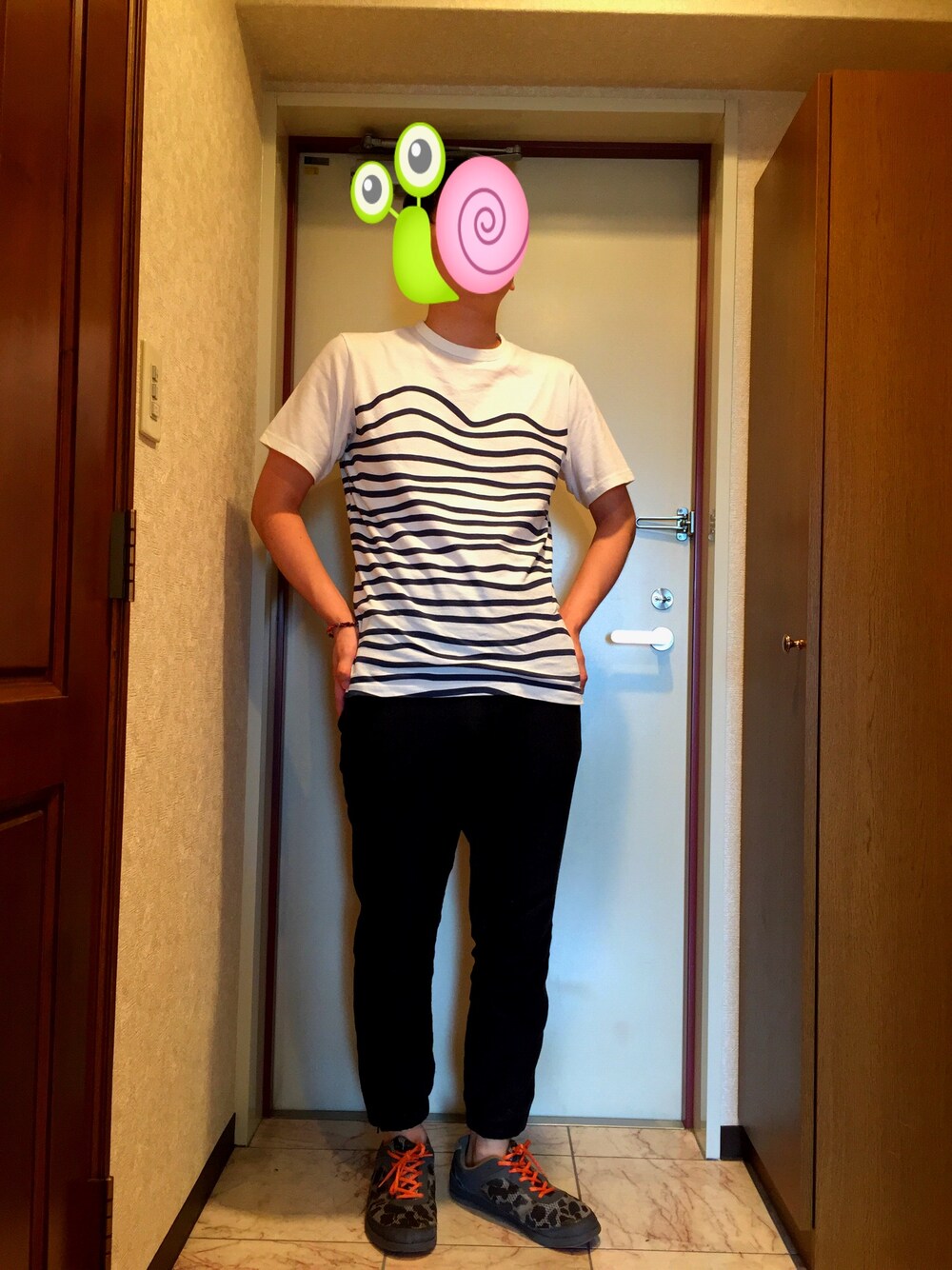 ブルー系のTシャツ/カットソー、ブラック系のその他パンツ、その他のスニーカーを着用したメンズの夏コーディネートの1枚目の写真