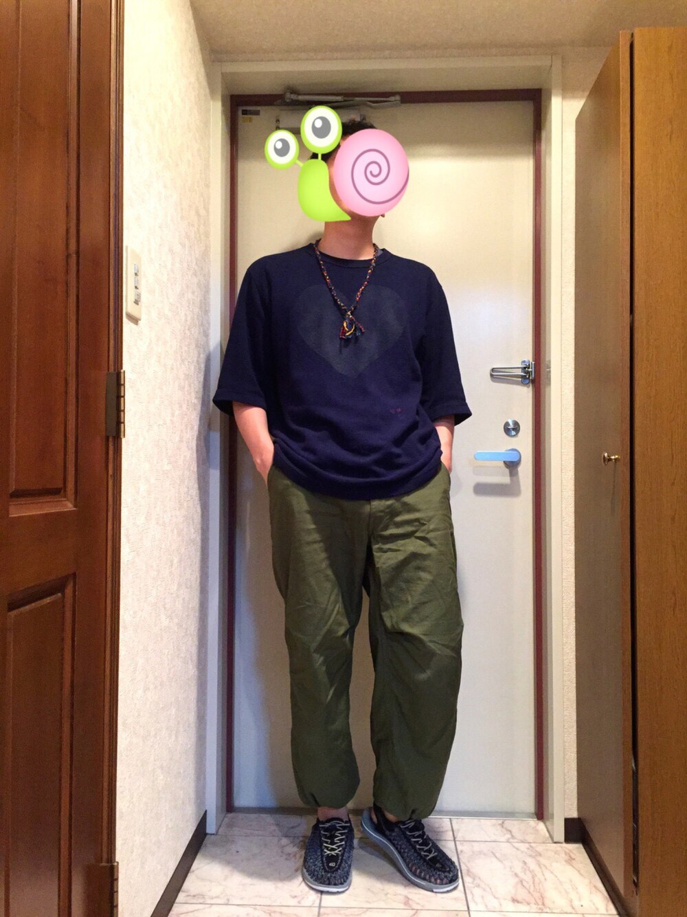 ブルー系のTシャツ/カットソー、グリーン系のその他パンツ、ブラック系のサンダルを着用したメンズの夏コーディネートの1枚目の写真
