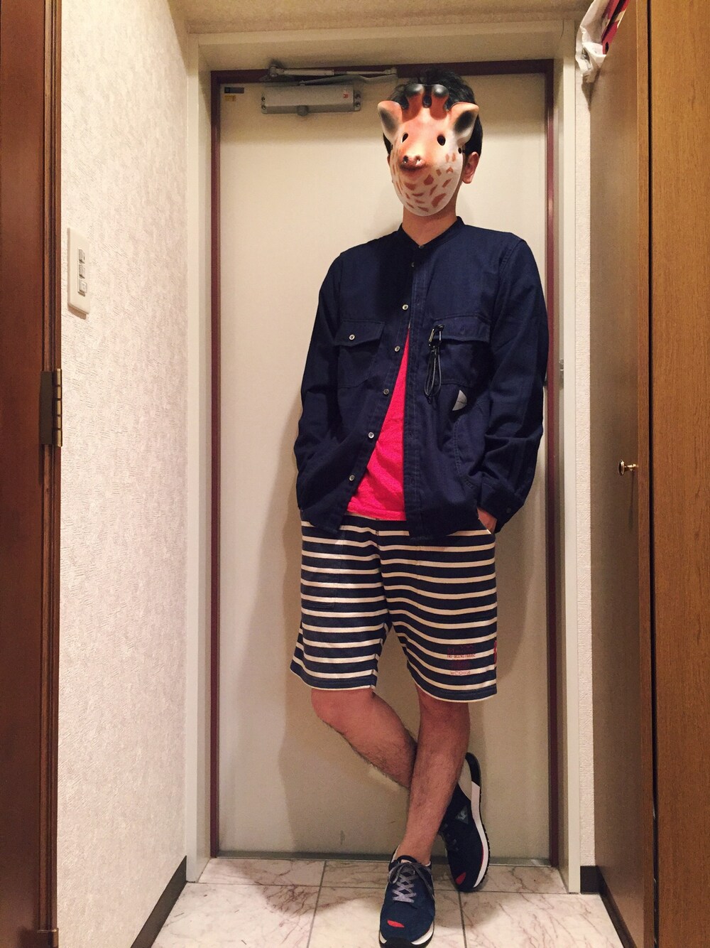 ブルー系のシャツ/ブラウス、ブルー系のその他パンツ、ブルー系のスニーカーを着用したメンズの秋コーディネートの1枚目の写真
