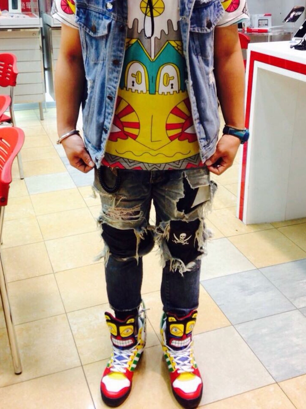 「lazy oaf、CASIO、EDWIN、adidas Originals by JEREMY SCOTT」｜「LAZY OAFのアイテム（Tシャツ/カットソー、その他）」を使った、陳紅牌さん（メンズ・168cm）の冬コーディネートの1枚目の写真