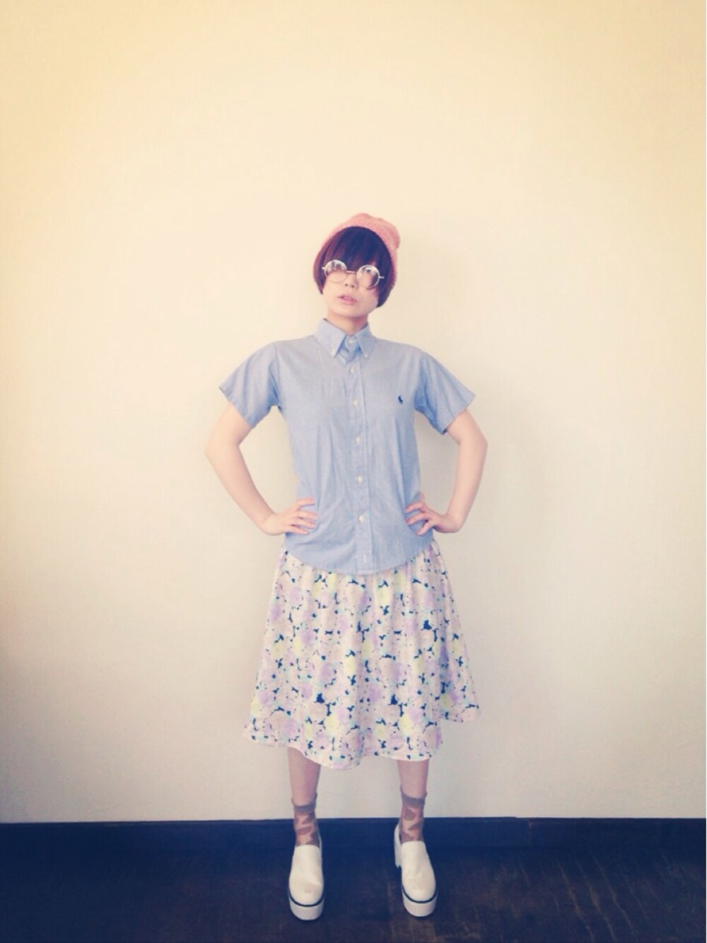 「シャツ、めがね、チチカカ、厚底シューズ、Ralph Lauren、花柄ワンピース、nice claup、着回しコーデ、膝から上がドラゴンボール、芸人」｜「NICE CLAUPのアイテム（ワンピース、パープル系）」を使った、utakoさん（レディース・154cm）の春コーディネートの1枚目の写真