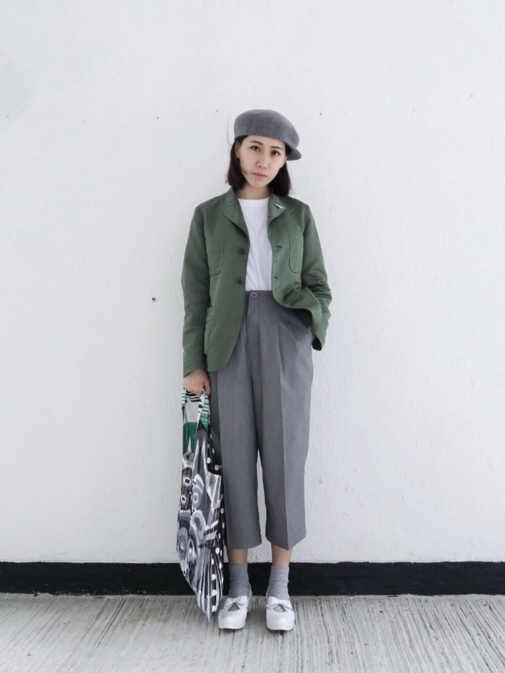 「BEAMS BOYのアイテム（ナイロンジャケット、グリーン系）」を使った、Pauさん（レディース・163cm）の春コーディネートの1枚目の写真