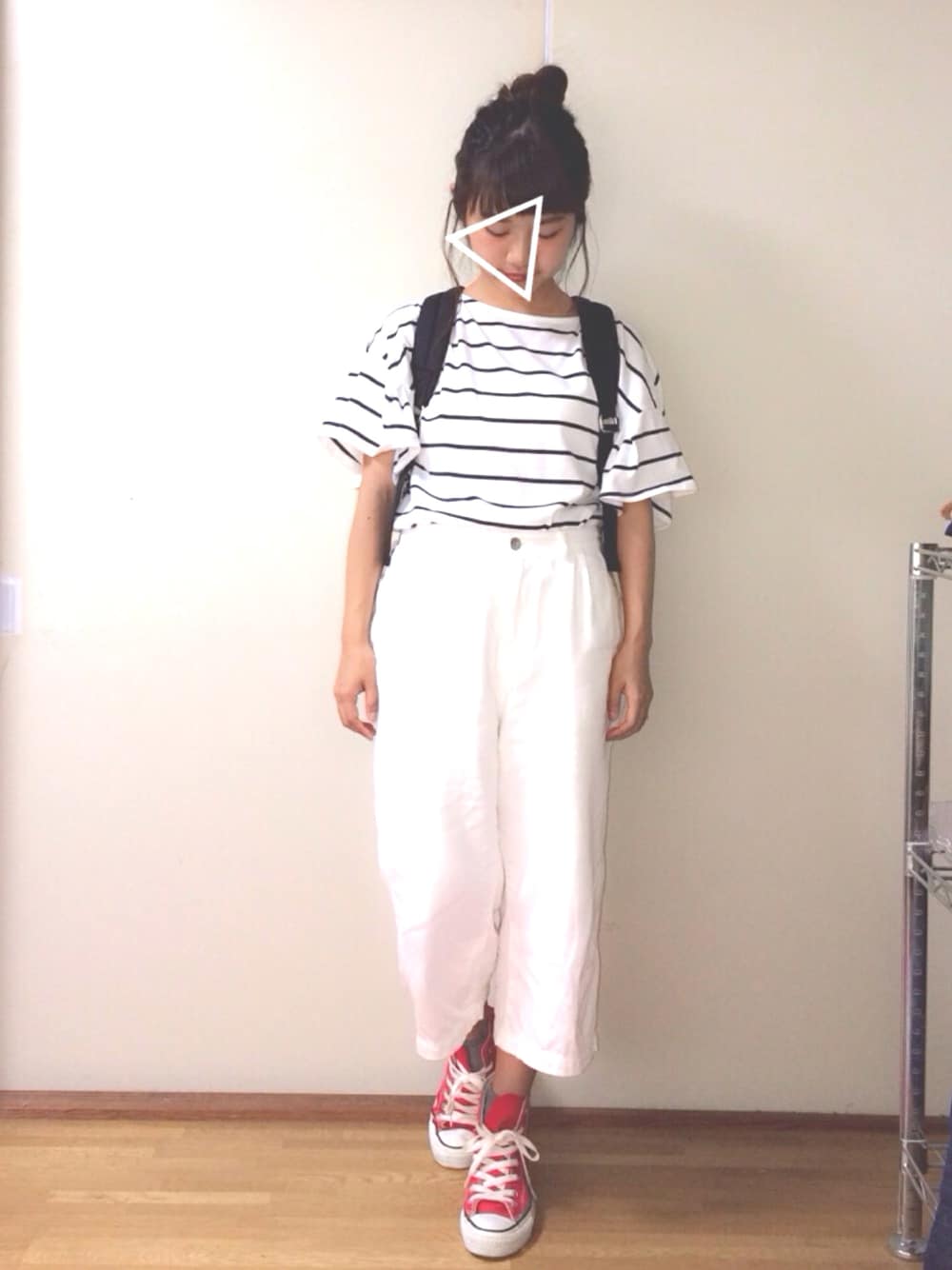 「カジュアルコーデ、シンプル、フリルトップス、ボーダー、ホワイトパンツ、コンバース、スニーカー、リュック、お団子ヘアー、ママコーデ」｜「Chicoのラッフル袖TOPS（Tシャツ/カットソー、ホワイト系）」を使った、boo♡さん（レディース・148cm）の夏コーディネートの1枚目の写真