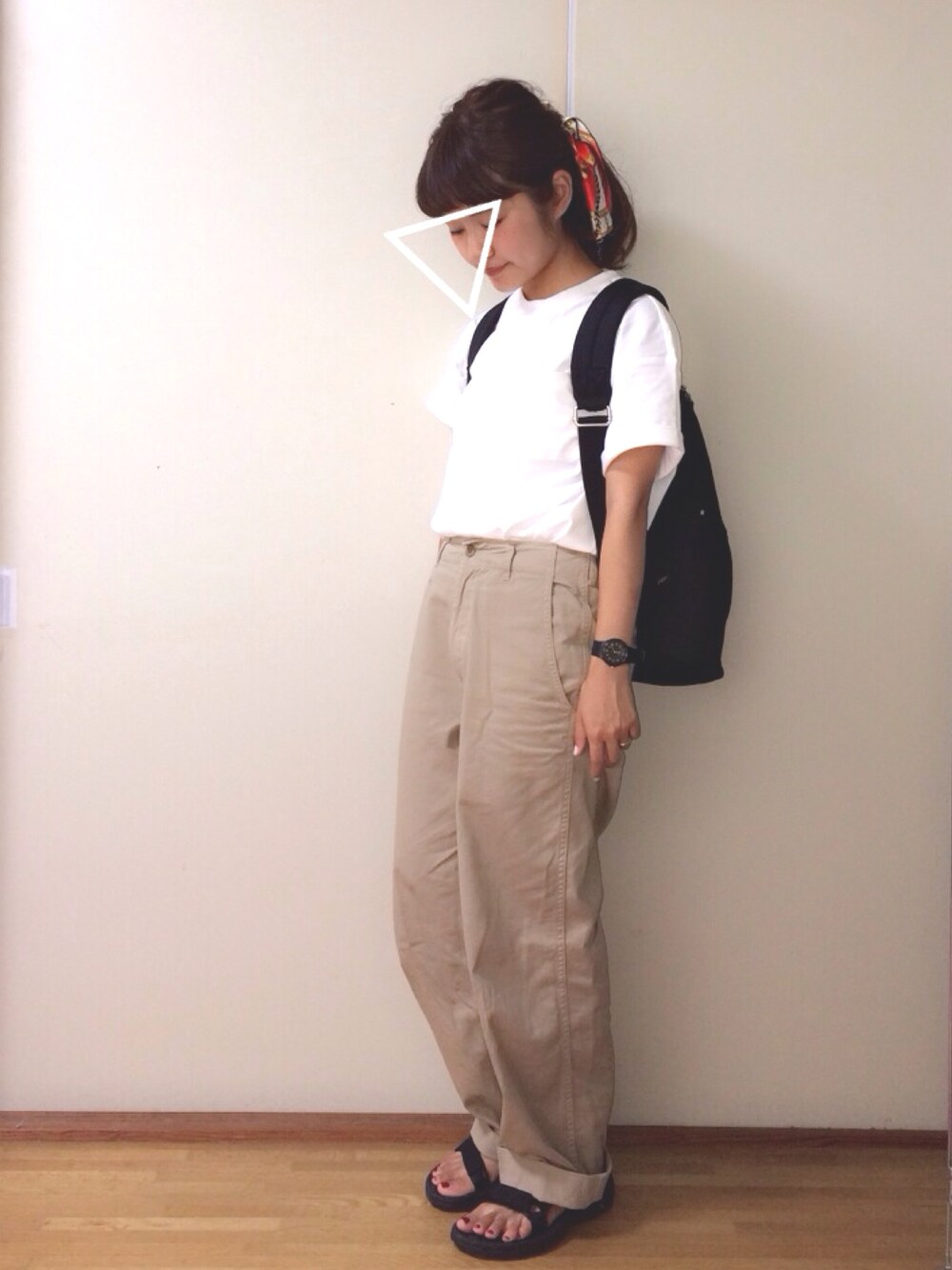 「カジュアル、シンプル、白Tシャツ、チノパン、スポーツサンダル、スカーフ、リュック、ポニーテール、ママコーデ」｜「UNIQLOのWOMEN クロップドクルーネックT（半袖）（Tシャツ/カットソー、ホワイト系）」を使った、boo♡さん（レディース・148cm）の夏コーディネートの1枚目の写真