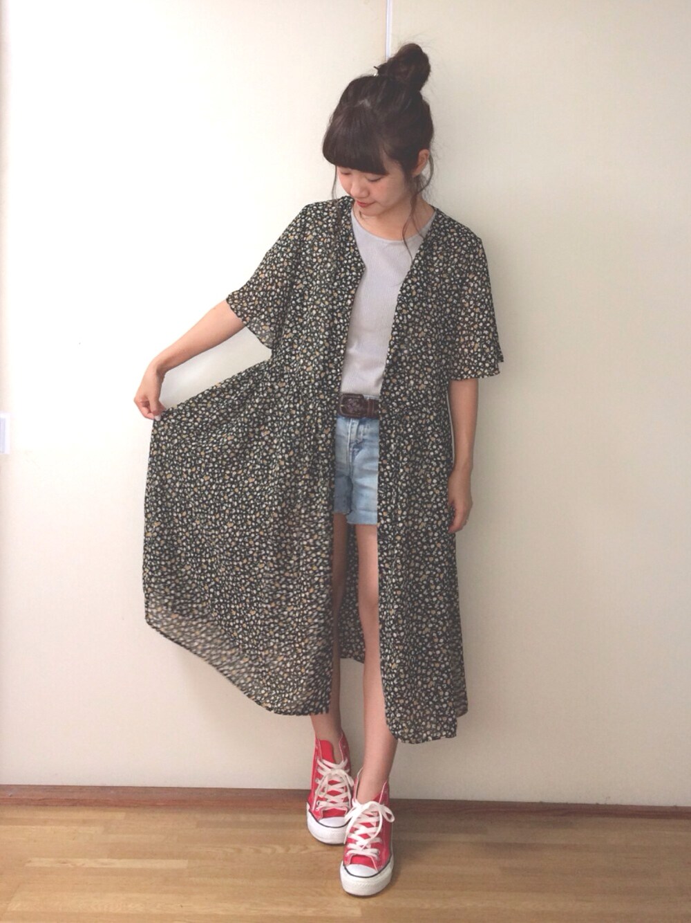 「花柄ワンピース、ガウン、リブT、ショートパンツ、コンバース、スニーカー、カジュアルコーデ、おだんごヘアー、ママコーデ」｜「エヘカソポのアイテム（ワンピース、ブラック系）」を使った、boo♡さん（レディース・148cm）の夏コーディネートの1枚目の写真