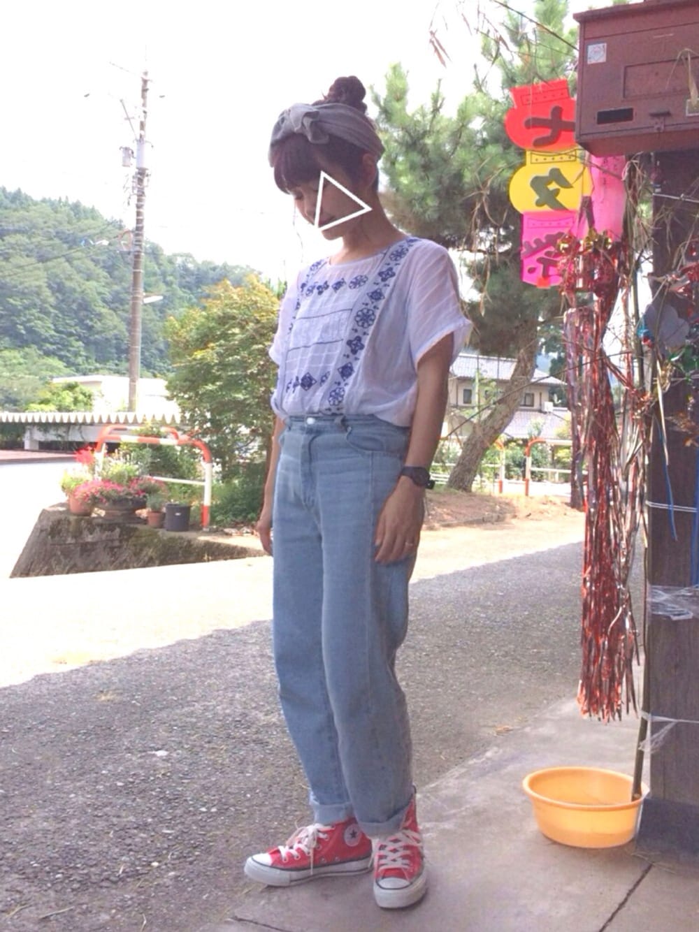 「おだんごヘアー、ターバン、刺繍ブラウス、デニム、オールスター、コンバース、スニーカー、カジュアル、セールで買いました、ママコーデ」｜「E hyphen world galleryのテレコリボンターバン（ヘアバンド、グレー系）」を使った、boo♡さん（レディース・148cm）の夏コーディネートの1枚目の写真
