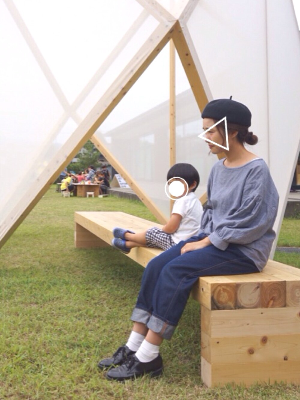 「カジュアルコーデ、シンプル、秋のコーデ、ハイウエストマムジーンズ、ベレー帽、白ソックス、ママコーデ、休日スタイル」｜「studio CLIPのアイテム（シャツ/ブラウス、ブルー系）」を使った、boo♡さん（レディース・148cm）の夏コーディネートの1枚目の写真