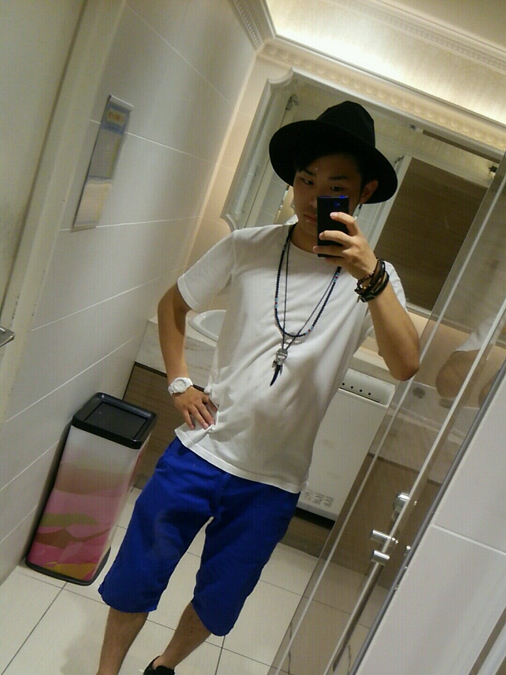 ホワイト系のトップス、ブルー系のパンツ、ブラック系のシューズを着用したメンズの夏コーディネートの1枚目の写真