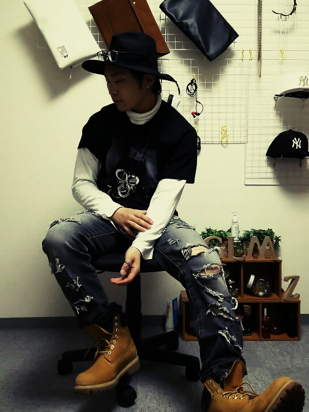 イエロー系のシューズを着用したメンズの春コーディネートの1枚目の写真