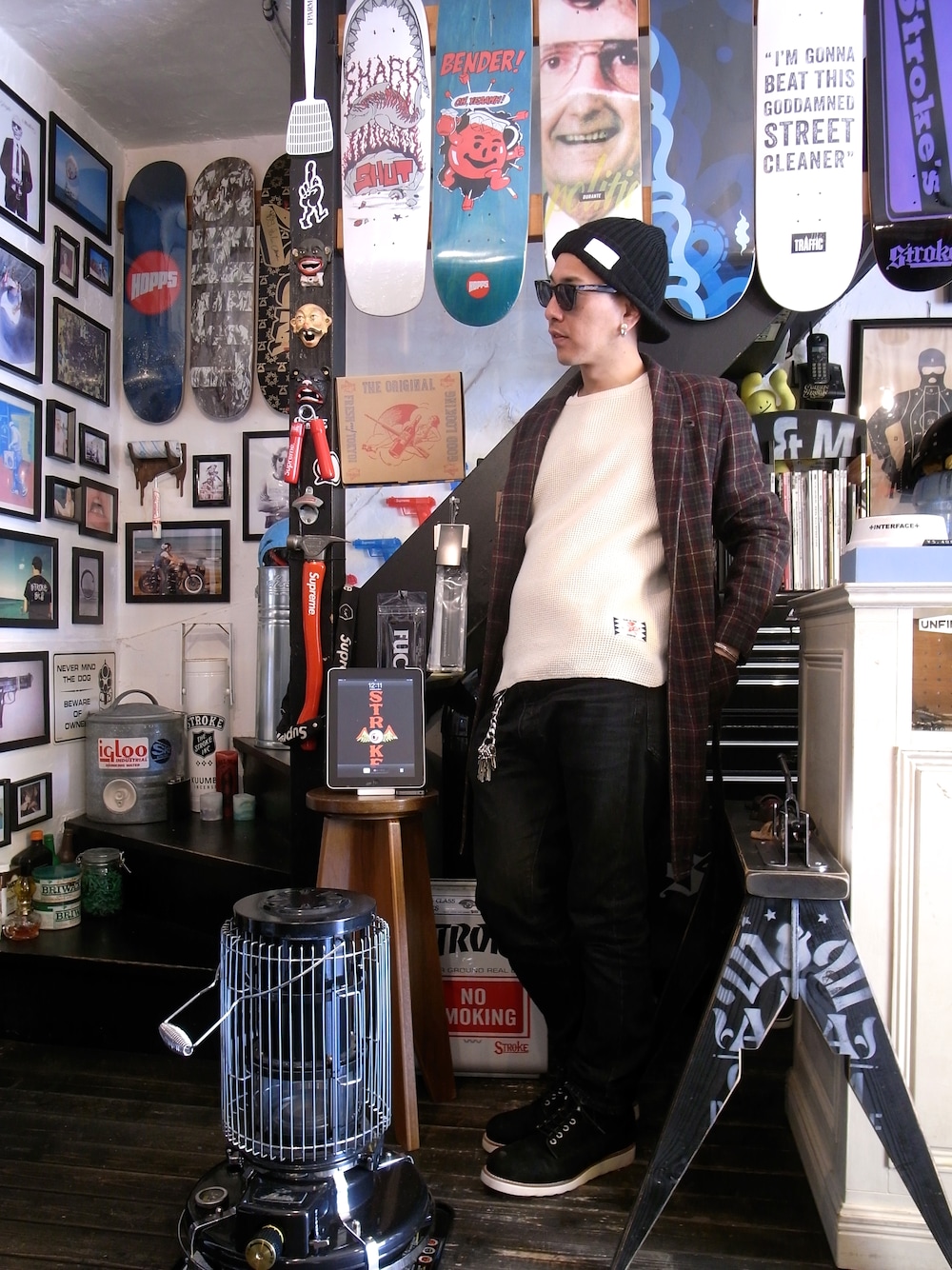 ホワイト系のTシャツ/カットソーを着用したメンズの春コーディネートの1枚目の写真