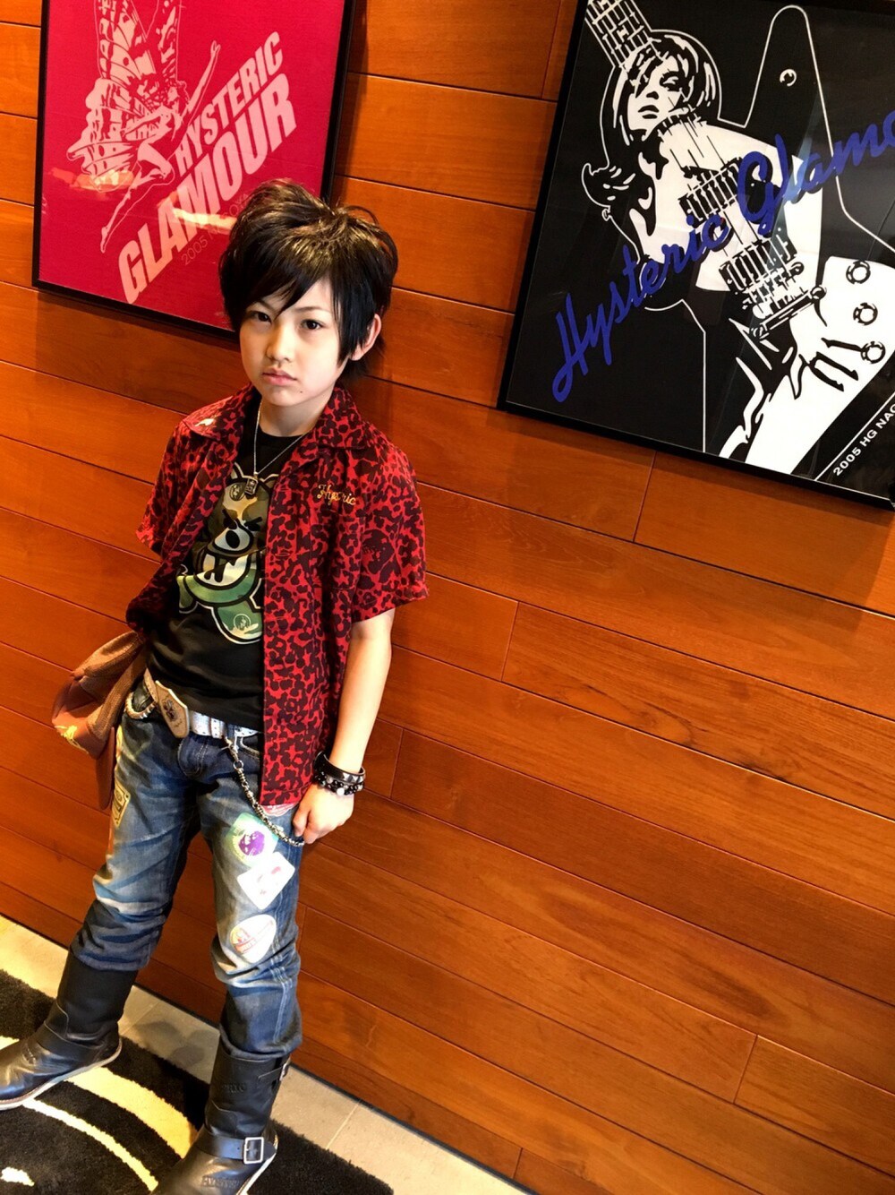「Hysteric Glamour、JOEY HYSTERIC、hysteric mini、kids、メンズ、キッズファッション」｜「JOEY HYSTERICのWITCHCRAFT ROCK刺繍 ボーリングシャツ（シャツ/ブラウス、レッド系）」を使った、◍●⌄̈⃝KAIRIꙬ꙳●◍さん（キッズ・136cm）の秋コーディネートの1枚目の写真