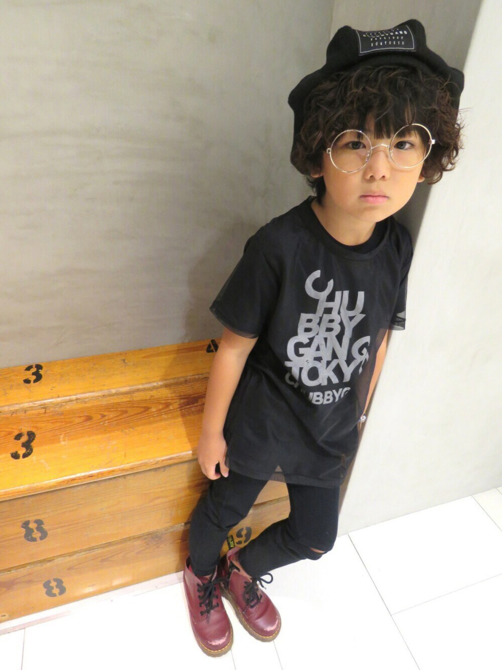 「CHUBBY GANG、kids、Dr.Martens」｜「CHUBBYGANGのデザインロゴプリント半袖Tシャツ（Tシャツ/カットソー、ホワイト系）」を使った、◍●⌄̈⃝KAIRIꙬ꙳●◍さん（キッズ・123cm）の秋コーディネートの1枚目の写真