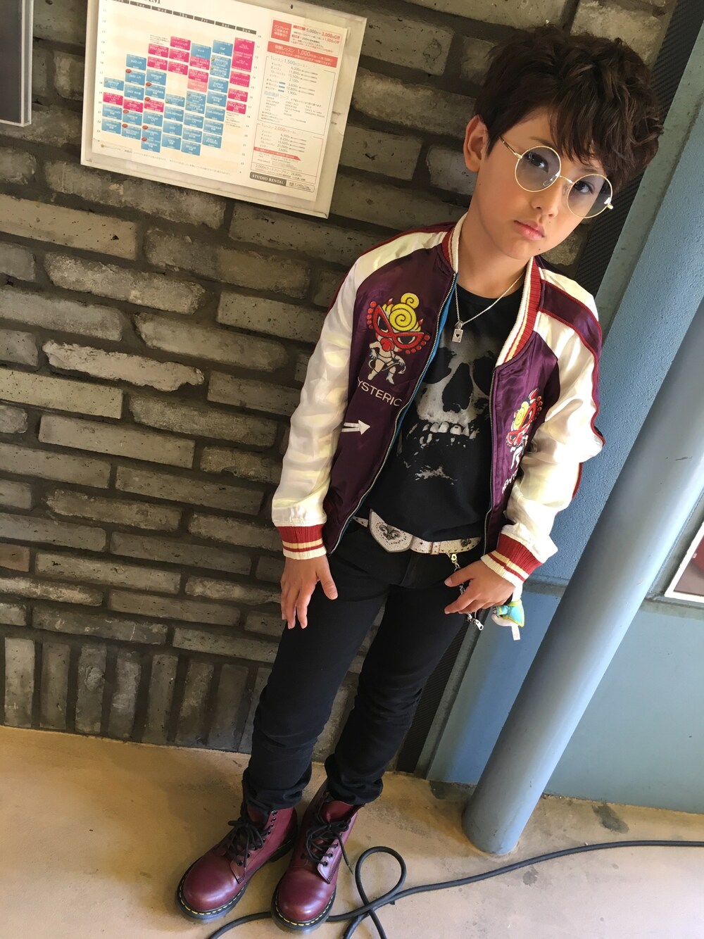 「男の子、秋のコーデ、ファッション、hysteric mini、ROYAL ORDER、JOEY HYSTERIC、Dr.Martens」｜「HYSTERIC MINIのNYタトゥー柄サテン　リバーシブルスカジャン（ブルゾン、パープル系）」を使った、◍●⌄̈⃝KAIRIꙬ꙳●◍さん（キッズ・136cm）の秋コーディネートの1枚目の写真