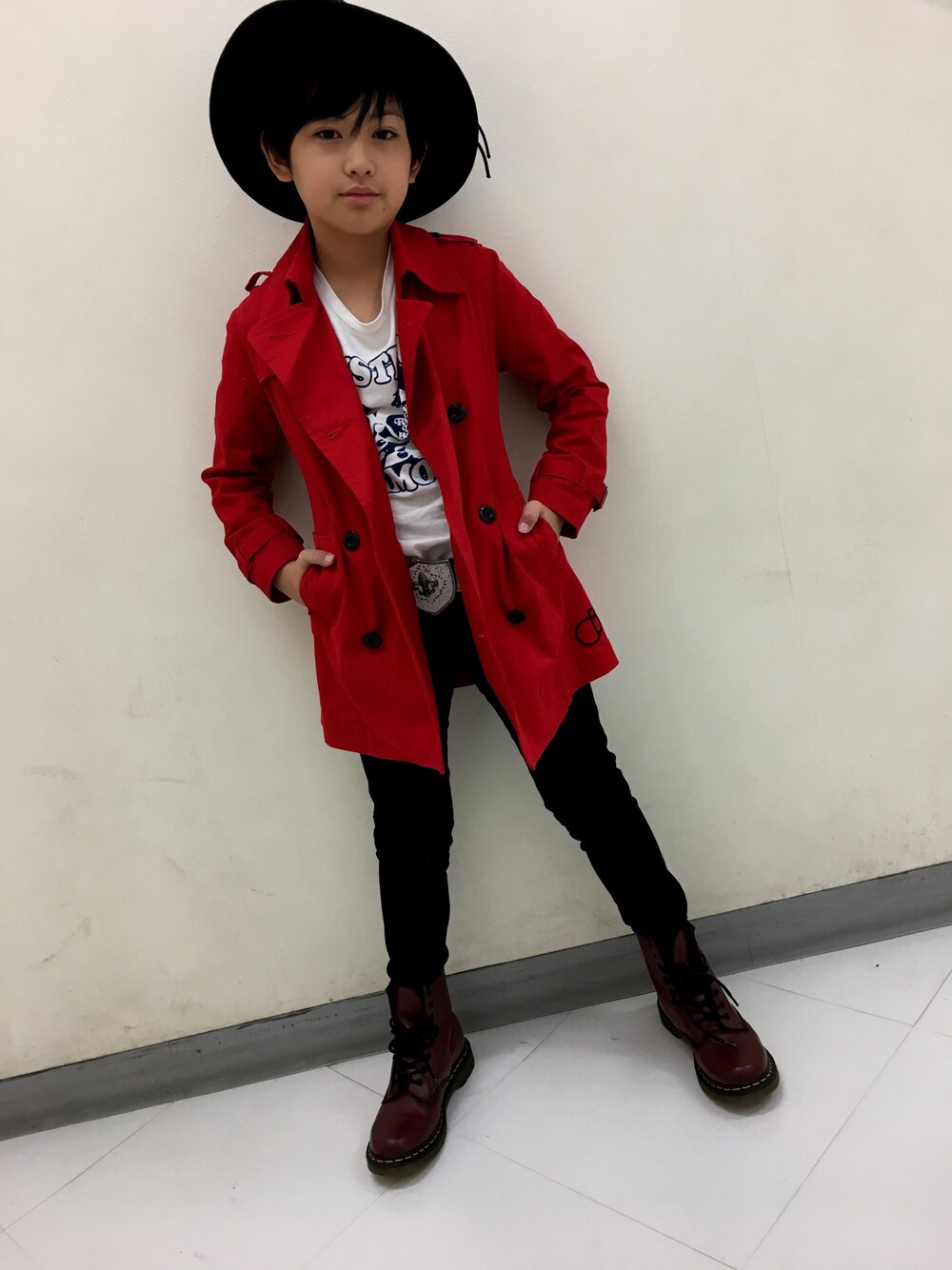 「kids、キッズファッション、chubbygang、トレンチコート、ドクターマーチン」｜「CHUBBYGANGのワイドブリムハット（ハット、ブラック系）」を使った、◍●⌄̈⃝KAIRIꙬ꙳●◍さん（キッズ・136cm）の冬コーディネートの1枚目の写真