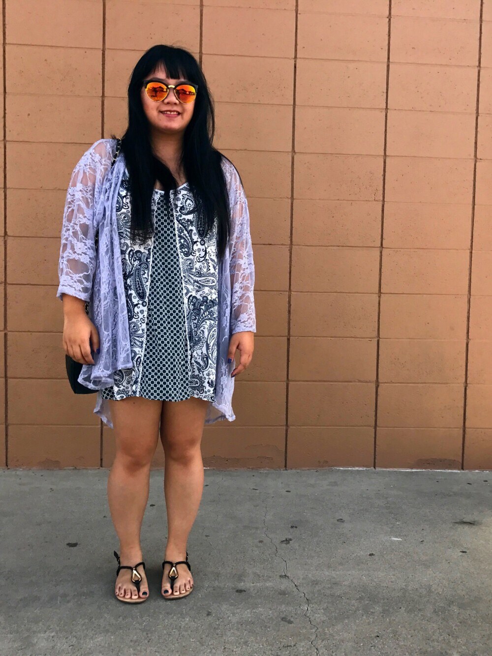 グレー系のジャケット/アウター、ブルー系のドレス、その他のサングラスを着用したレディースの秋コーディネートの1枚目の写真