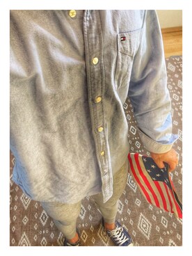 「TOMMY HILFIGER（トミーヒルフィガー）のアイテム（Tシャツ/カットソー、ブルー系）」を使った、takashi_Yさん（メンズ）の秋コーディネート
