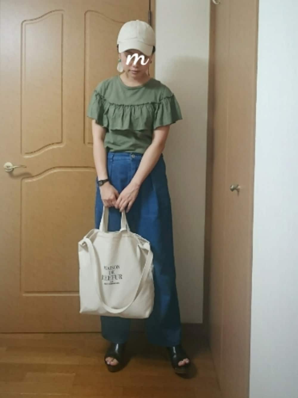 「オトナカジュアル、デニムパンツ、ワイドパンツ、サンダル、キャップ、ショートヘア」｜「Another EditionのフリルノースリーブTシャツ/AEBFC C フリル NSL T（Tシャツ/カットソー、グリーン系）」を使った、maimyさん（レディース・160cm）の夏コーディネートの1枚目の写真