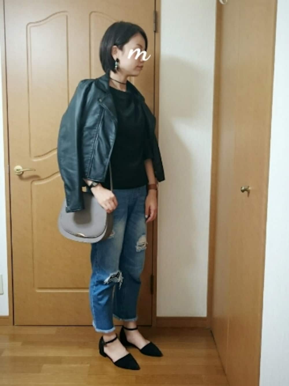 「秋のコーデ、大人カジュアル、モノトーン、パンプス、ライダース、デニム、チョーカー、オトナ女子、ショートヘア」｜「GUのアイテム（ショルダーバッグ、グレー系）」を使った、maimyさん（レディース・160cm）の秋コーディネートの1枚目の写真