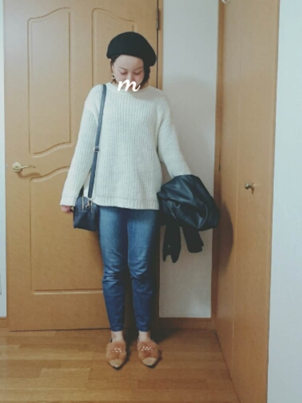 「大人カジュアル、オトナ女子、スキニーデニム、ニット、ファーパンプス、ベレー帽、UNIQLO、ユニジョ」｜「UNIQLOのアイテム（ニット/セーター、ホワイト系）」を使った、maimyさん（レディース・160cm）の秋コーディネートの1枚目の写真
