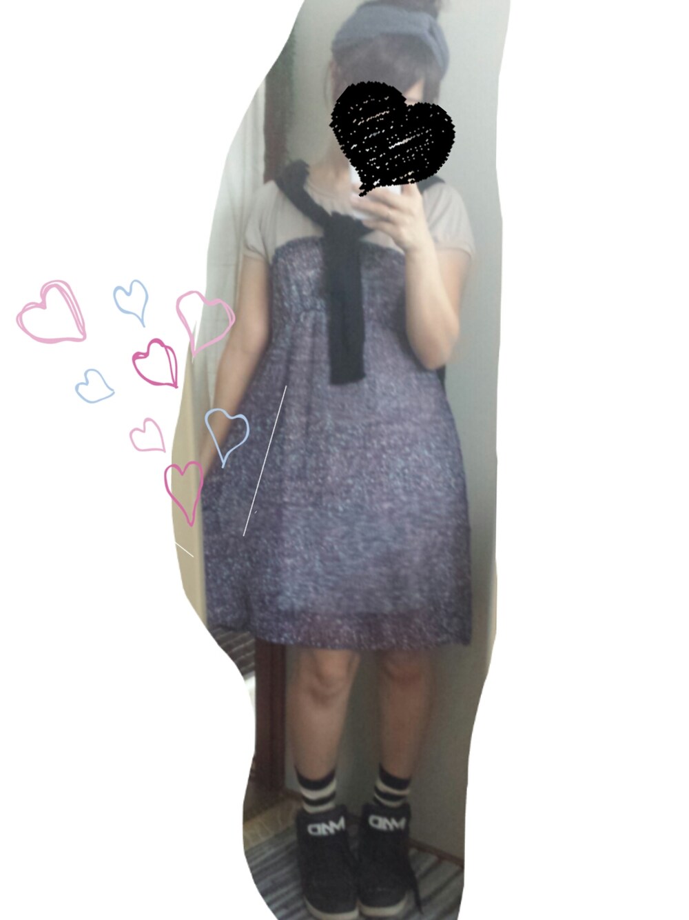 パープル系のワンピースを着用したレディースの夏コーディネートの1枚目の写真