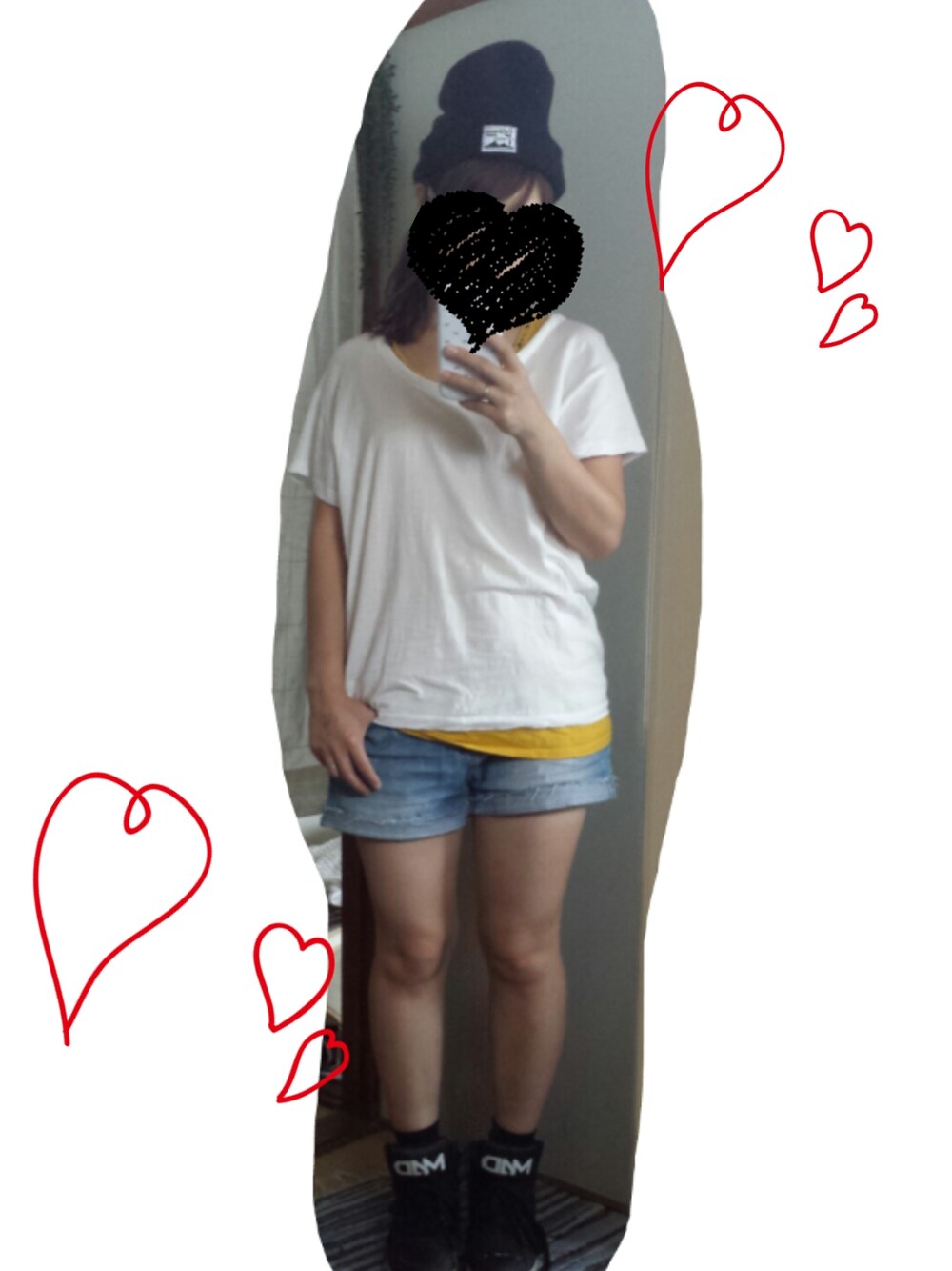 ブラック系のスニーカー、ホワイト系のTシャツ/カットソー、イエロー系のタンクトップを着用したレディースの夏コーディネートの1枚目の写真